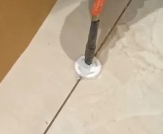 玉溪瓷砖空鼓维修公司专业解答瓷砖在铺贴过程中，如果没有涂抹均匀到位的粘结材料（如水泥砂浆或瓷砖胶），可能会导致以下问题